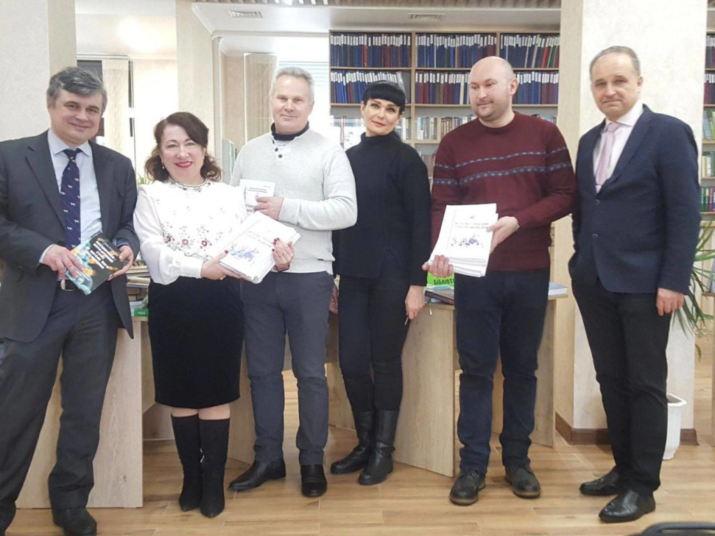 14.02.2023 Колектив кафедри дарує книги бібліотеці